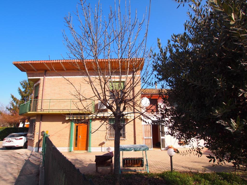 Rif.2168 Barco di Bibbiano: Casa indipendente con doppio garage e ampio giardino privato.   € 195.000