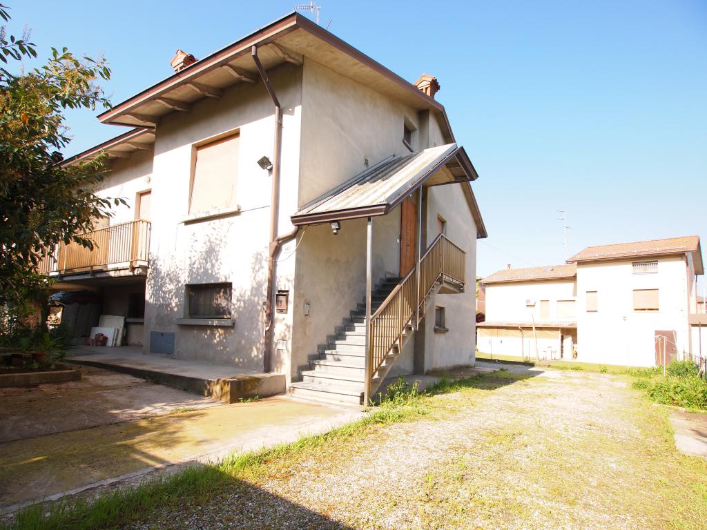 Rif.2206 Cavriago: Villetta Abbinata con Giardino Privato 