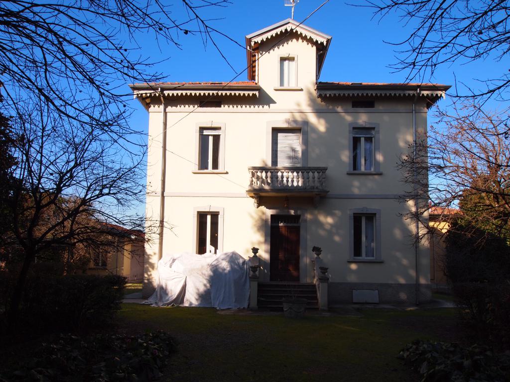 Rif.2223 Bibbiano: Villa Storica con Giardino Privato nel Centro del Paese  € 420.000  