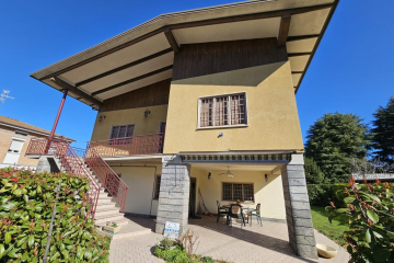 Rif.2231 Bibbiano: Casa Singola con due Appartamenti e Giardino privato € 295.000  
