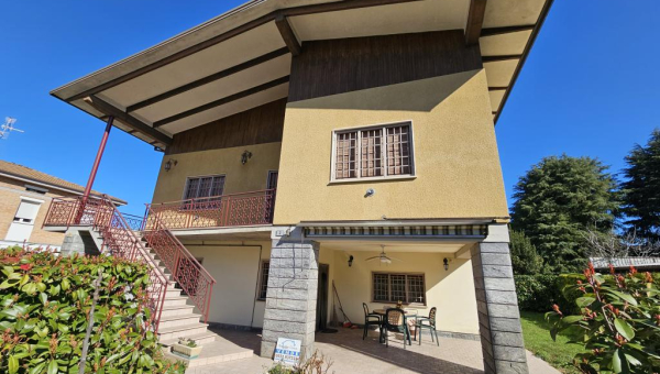 Rif.2231 Bibbiano: Casa Singola con due Appartamenti e Giardino privato € 295.000  