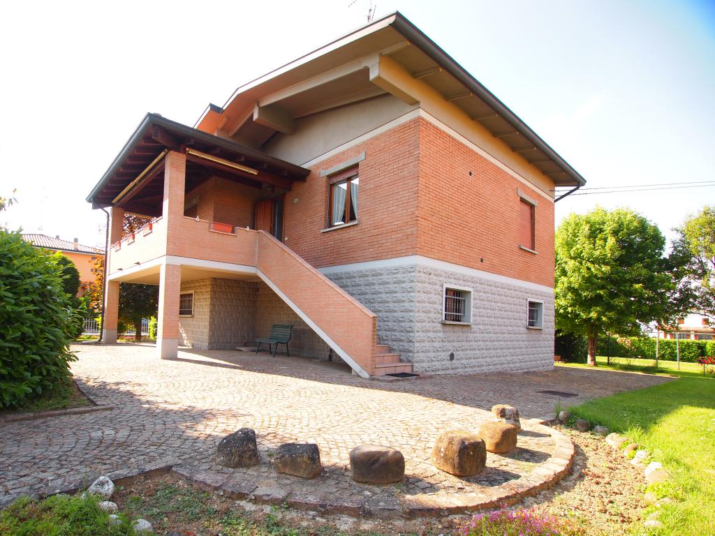 Rif.2237 Bibbiano: Casa Singola con Ampio Giardino privato € 298.000  