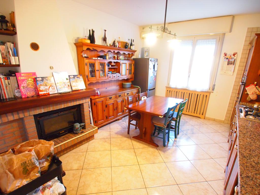 Rif. 2244 Bibbiano: Ampio Appartamento in Casa Singola con 3 Camere e doppi Servizi        € 190.000  