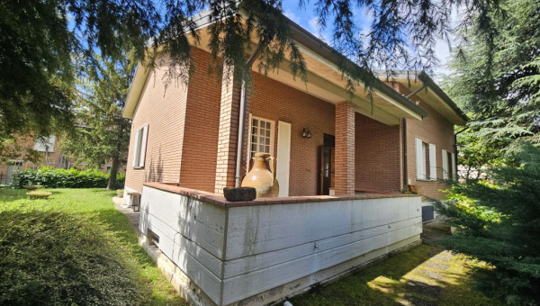Rif. 2269 Bibbiano: Casa Singola con Ampio Giardino Privato € 390.000  