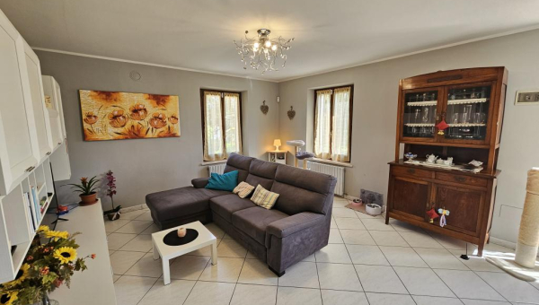 Rif. 2271 Quattro Castella:Ampio appartamento con 3 camere e 2 bagni senza spese condominiali € 112.000 
