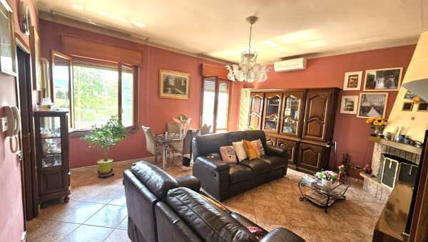 Rif. 2272 Bibbiano: Ampio appartamento con 3 camere e 2 bagni senza spese condominiali € 158.000